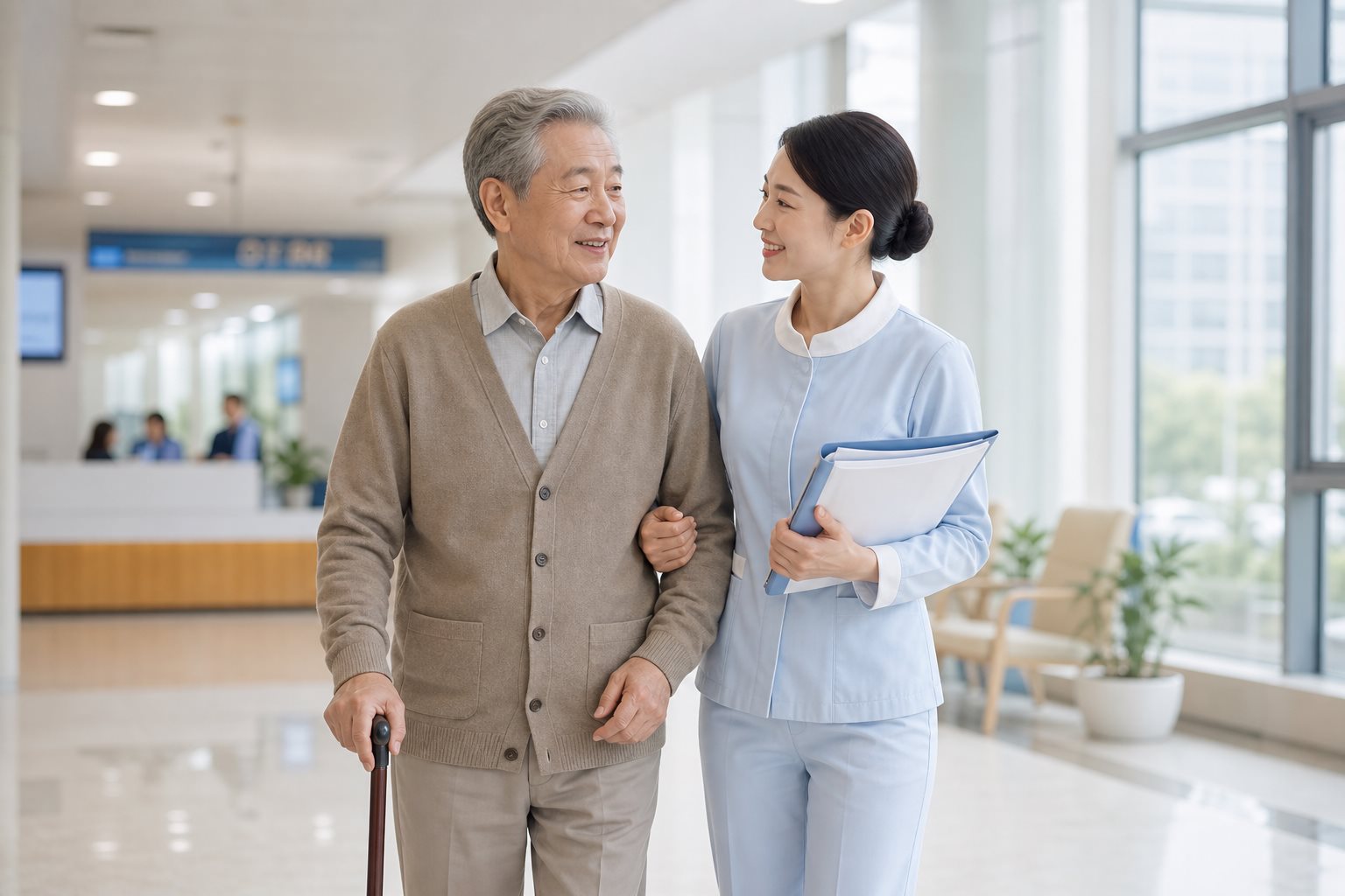 陪伴师搀扶拄拐杖的长辈走在医院大厅